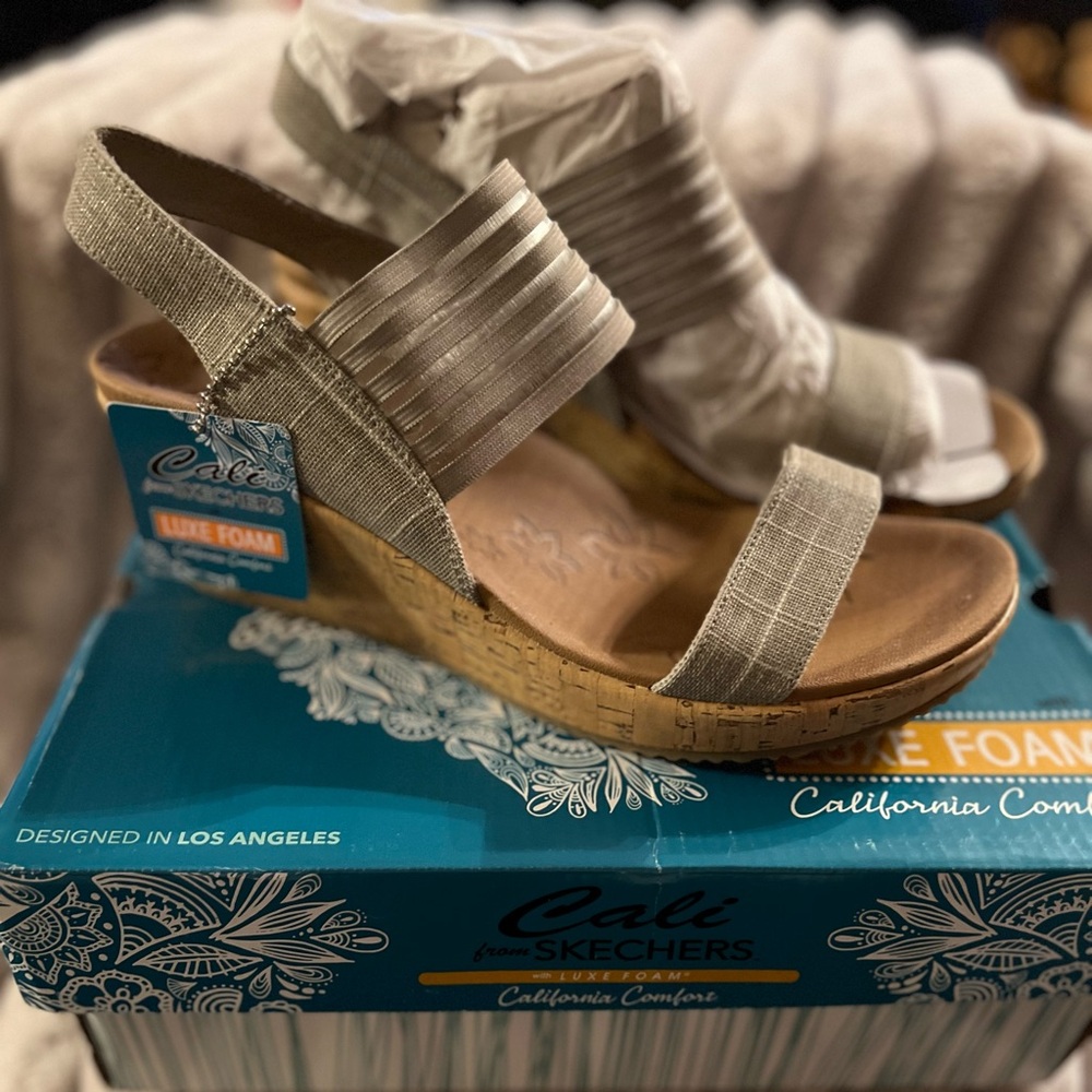 SKECHERS ( CALI) LADIES WEDGE SANDAL, SIZE 10, NEW IN BOX